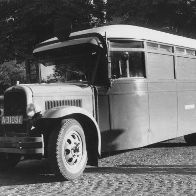 Kenteken: A 31051; Een tot ambulance omgebouwde GMC autobus, 1940 (1785-11528)