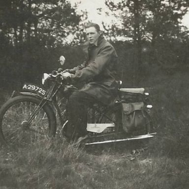Kenteken: A 29725; Harm Ruchti op de motor, Leens 1939, foto: L. F. Medendorp