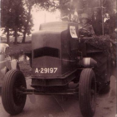 Kenteken: A 29197; Brons tractor met machinist Menno Klok tijdens een optocht met de school uit Wildervanksterdallen. foto: W. Oldenziel
