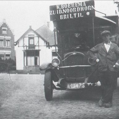 Kenteken: A 19473; Bode K. Boerema voor zijn Chevrolet, foto: archief W. Mollema