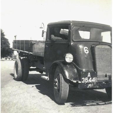 Kenteken: A 36441; Hille Douma in de Fordson, foto: G. Douma