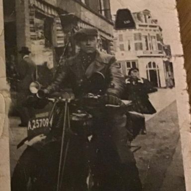 Kenteken: A 25709; Chauffeur Pieter Edens op de motor, foto: A. M. Edens