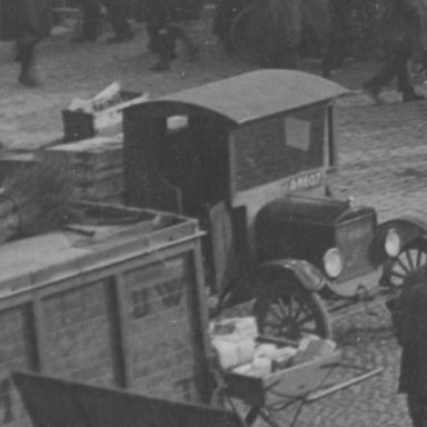 Kenteken: A 8607; Ford, Groningen, Grote Markt 1925, foto: uitsnede 1785-4956.jpg