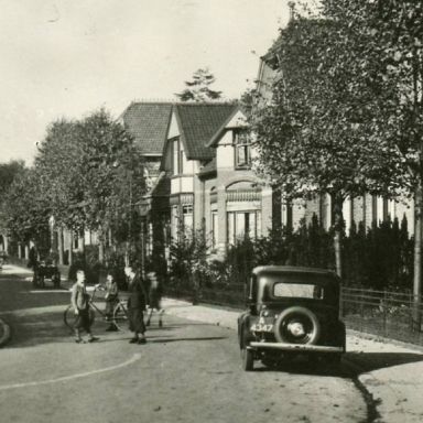 Kenteken: A 4347; Austin Ten,  Winschoten, Stationstraat 2 ca. 1948, foto: H. Renkema