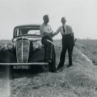 Kenteken: A 37512; Morris Ten, Veendam, Pieter Weijer, directeur Keuringsdienst en hoofdkeurmeester Adams (rechts), foto: collectie Veenkoloniaal Museum (vm 2.4/04-27)