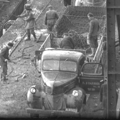 Kenteken: A 49426; Dodge vrachtwagen in de haven van Delfzijl, 1953, foto: uitsnede 2248-4097.jpg; Fotograaf: Fotobedrijf Piet Boonstra