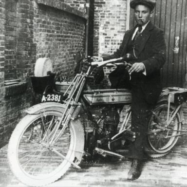Kenteken: A 2381; Raglan, Bron: "Het Motorrijwiel in Nederland", uitgave t.g.v. 40-jarig jubileum van de Veteraan Motoren Club