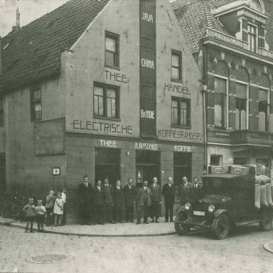 Kenteken: A 15610; Groningen, Gedempte Zuiderdiep, 20-22 1931. V.r.n.l.?, Johan Edzard Henri Jansonius, Roelof Jansonius (1866-1939), boekhouder Stijkel, meesterknecht Meijer (1785-18314)