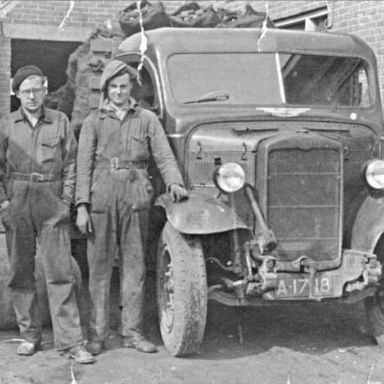 Kenteken: A 17118; Morris, foto: collectie <a href='http://www.transportnostalgie.punt.nl/' target='_blank'>transportnostalgie.punt.nl</a>
