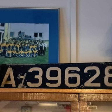 Kenteken: A 39628; Kentekenplaat in de ''huiskamer'' van de brandweerkazerne te Appingedam bij de stadswerf, foto: T. Groenewold