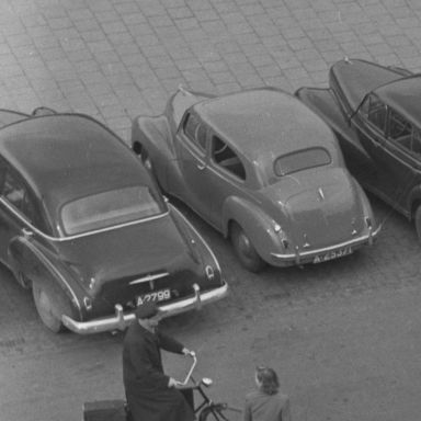 Kenteken: A 38100; Austin A40 op de Grote Markt, Groningen, 1950, foto: uitsnede 2248-784; Fotograaf: Fotobedrijf Piet Boonstra