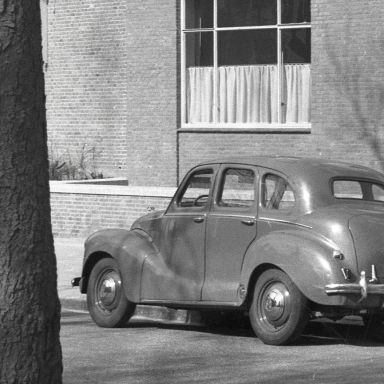 Kenteken: A 44172; Austin A40, Groningen, Ubbo Emmiussingel, 1954, foto: uitsnede 2248-4394.jpg; Fotograaf: Fotobedrijf Piet Boonstra