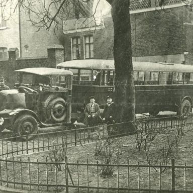 Kenteken: A 16560; Inbeslagname Renault bus, 26 03 1930, foto: archief GADO (2733-172)