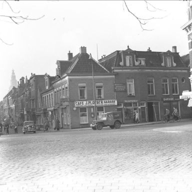 Kenteken: A 38172; Groningen, Oostersingel, gezien naar het westen, 1953,  (2248-4166); Fotograaf: Fotobedrijf Piet Boonstra