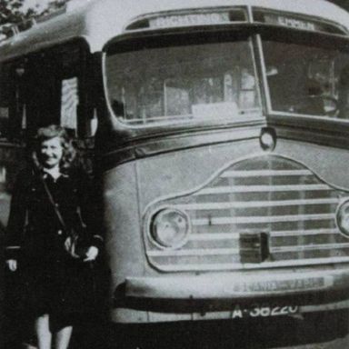 Kenteken: A 38220; Mevr. Pijpker naast de Scania Vabis ca. 1950, foto: H. K. Siegers