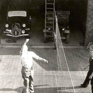 Kenteken: A 32432; Citroën Traction Avant met nieuw kenteken, foto: W. Schuitema