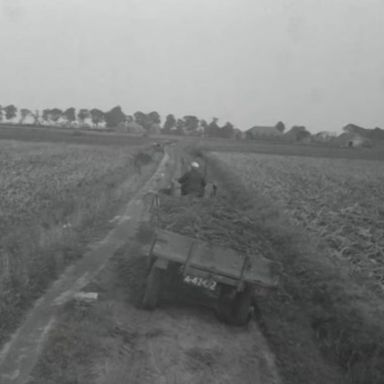 Kenteken: A 42472; Tractor met beladen aanhangwagen, foto: still uit de film <a href='https://www.youtube.com/watch?v=PGDkEy9TIqo' target='_blank'>Landweg wordt asfaltweg</a>