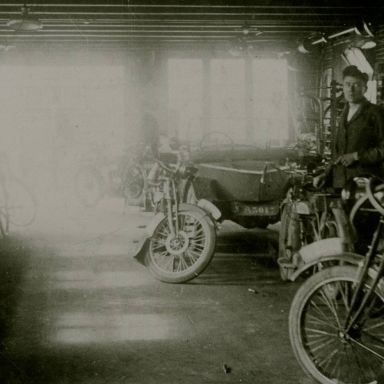 Kenteken: A 3017; Stadskanaal, motorenwinkel van H. Munneke ca. 1920 (818-14071)
