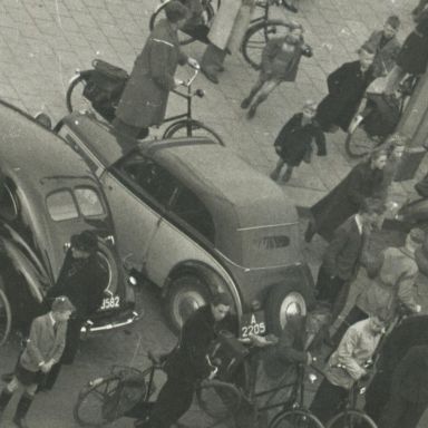 Kenteken: A 2205; DKW op de Grote Markt, Groningen, 1950, foto: uitsnede 2248-785; Fotograaf: Fotobedrijf Piet Boonstra