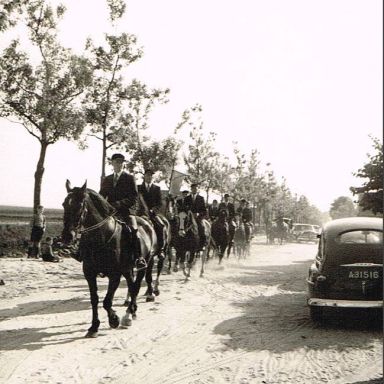 Kenteken: A 31516; Ford op stoffig Zuiderdiep 1954, foto: H. Boekholt