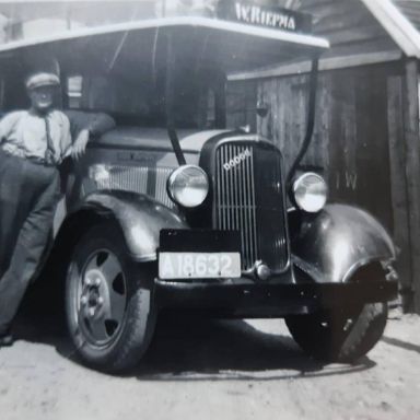 Kenteken: A 18632; Willem Riepma naast de Dodge, foto: H. Riepma