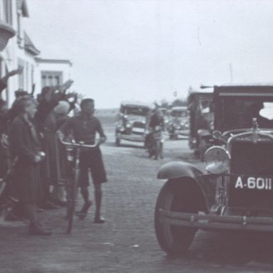Kenteken: A 6011; Chevrolet, Ter Apel, 1933, foto: still uit de film "Ouden van dagentocht en zwemwedstrijden Ter Apel", F.C.W.H. Lunow, 1933-1936, coll. GrA (2209-AV4946)