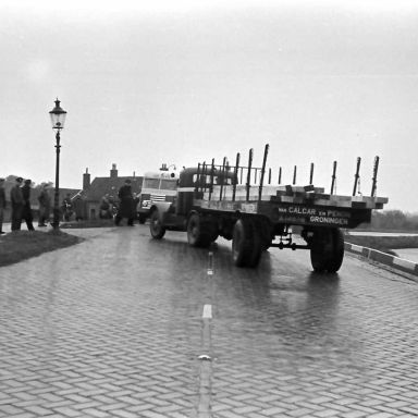 Kenteken: A 14878; Ongeval Hoofdvaartsweg Assen bij bocht kazerne, 18-10-1950 foto: L. Huizinga