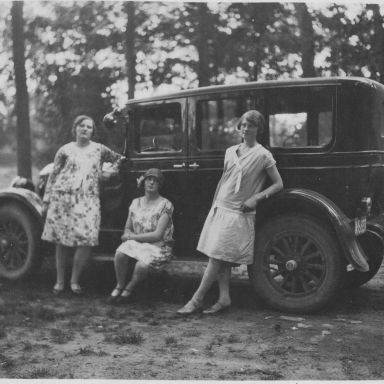 Kenteken: A 8837; V.l.n.r. Trijntje Annette Biewenga; Jantje Tjakelina Wiersema; Trientje Jantina Wiersema. Foto: familiearchief Wiersema