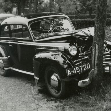 Kenteken: A 45720; Opel Olympia, foto uit archief Kantongerecht Winschoten (154-8_165)