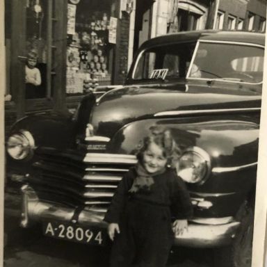 Kenteken: A 28094; A. Bierman voor de Plymouth, Bloemstraat 16, Groningen, 1952, foto: A. Bierman
