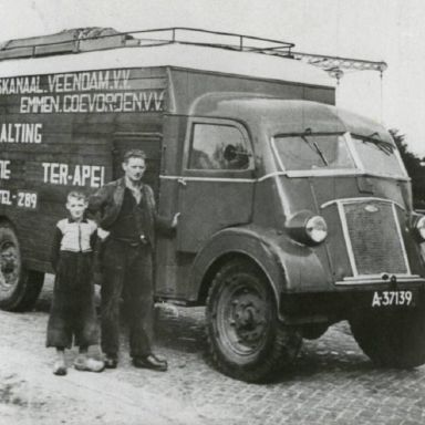 Kenteken: A 37139; Ford F60L, Roswinkeler brug ca. 1950, foto: collectie Veenkoloniaal Museum (Bo 1)