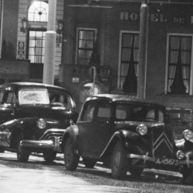Kenteken: A 45673; Citroën Traction Avant, Groningen, Grote Markt ca. 1950. foto: uitsnede 2138-2947.jpg; Fotograaf: Fotobedrijf Piet Boonstra
