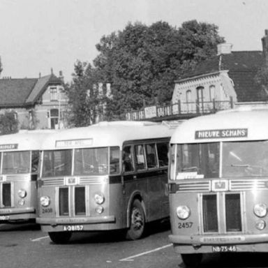 Kenteken: A 38157; Winschoten autobusstation, 1951, Bus links onleesbaar, dan A-38077, A-38057; A-38157 en A-38165, foto: <a href='https://nl-nl.facebook.com/Vissersdijk-History-Winschoten-583770398339545/' target='_blank'>facebookpagina vissersdijk history</a>