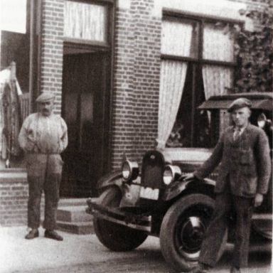Kenteken: A 8276; Piet en Egbert van Tholen bij de Chevrolet, foto uit "Siddeburen in Woord en Beeld 2" (1444-8304.2)