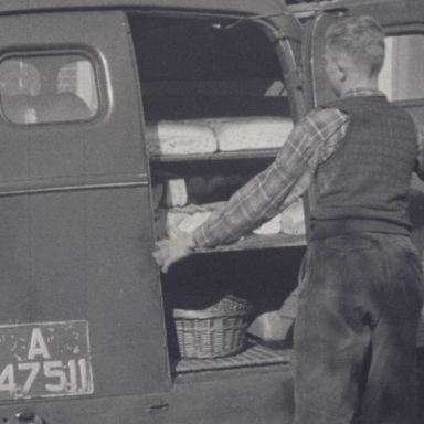 Kenteken: A 47511; Ford, foto: still uit de film "Onstwedde paraat" G. Molenaar, A.C.F.O., 1955 coll. GrA (2209-AV11306)