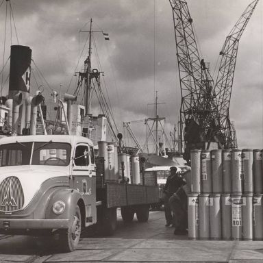 Kenteken: A 40115; Magirus Deutz in de haven van Amsterdam, foto: collectie W. Eekhof