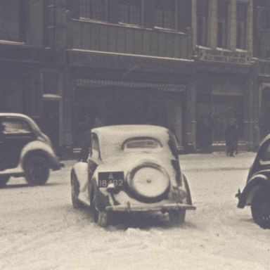 Kenteken: A 18492; Fiat Topolino, foto: still uit de film "Een sombere winterdag", C. R. Tiddens, 1947, coll. GrA (2209-AV14106)