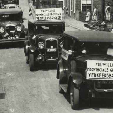 Kenteken: A 1230; Buick bij de optocht van de vrijwillige provinciale Groninger verkeersbrigade, 1930, foto: <a href='https://www.flickr.com/photos/michielverburgh/50904962437/in/photostream/' target='_blank'>flickr</a>