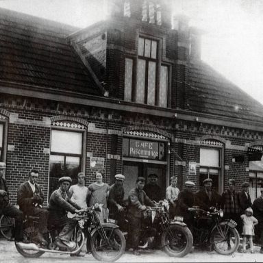 Kenteken: A 12963; De Wilp ca. 1930, van links naar rechts: B-7618, A-12963, B-6524 en A-15186 Bron: H.V. Posthumus, Marum