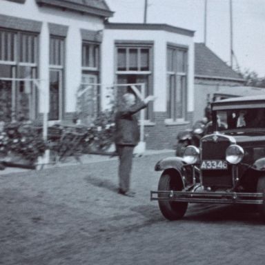 Kenteken: A 3346; Chevrolet, Ter Apel, 1933, foto: still uit de film "Ouden van dagentocht en zwemwedstrijden Ter Apel", F.C.W.H. Lunow, 1933-1936, coll. GrA (2209-AV4946)
