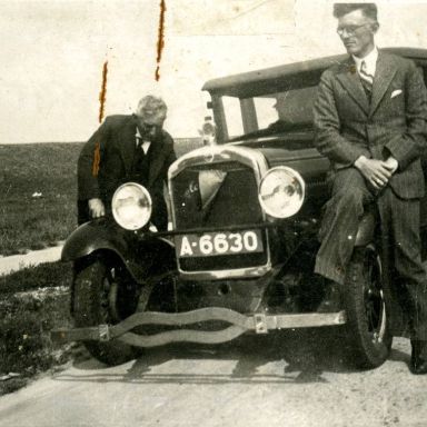 Kenteken: A 6630; Elcar, links Hendrik van Dijken en rechts zijn zoon Herman van Dijken. Foto: H. H. van Dijken