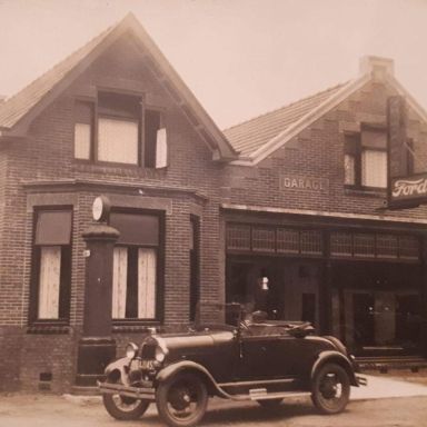 Kenteken: A 11455; Ford voor Garage Blaauw, Midwolda, 1926. De benzinepomp is een zogenaamde 'kroonpomp' van Shell. Foto: R. Booij