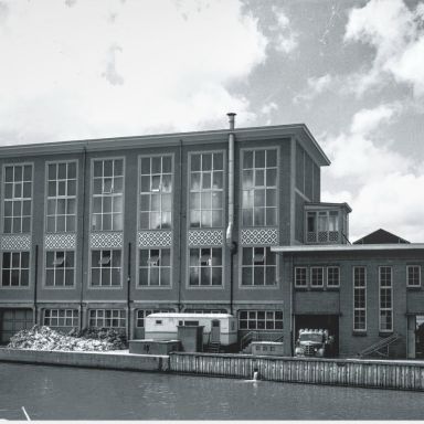 Kenteken: A 29035; Groningen, Friesestraatweg, melkfabriek de Ommelanden, 1955 (2248-5330); Fotograaf: Fotobedrijf Piet Boonstra