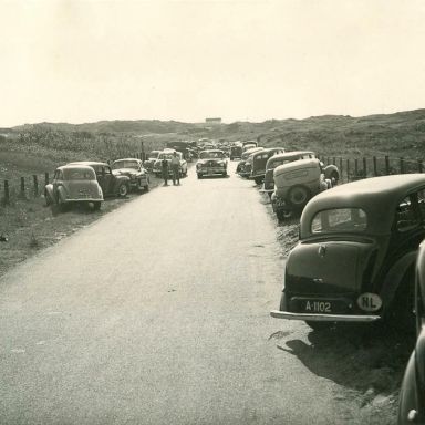 Kenteken: A 1102; Morris Ten, Wassenaar, parkeeroverlast in de duinen bij de Wassenaarse Slag nabij hotel-restaurant Duinoord, 1950, foto: <a href='https://gemeentearchief.wassenaar.nl/detail.php?nav_id=0-2&index=0&imgid=55898558&id=55898534' target='_blank'>08856 Gemeentearchief Wassenaar</a>; Fotograaf: onbekend