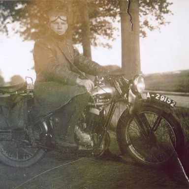 Kenteken: A 29152; Klaas Bos op de Royal Enfield van R. F. Niehof, foto: B. J. Finke