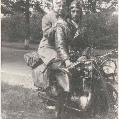 Kenteken: A 36177; M.J.A. Heijnen en E. Oosterhuis op de TWN motor, foto: P.E. Kort-Heijnen