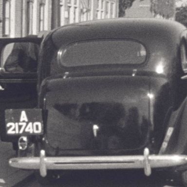 Kenteken: A 21740; Chevrolet, still uit de film "De boottocht van het Roode Kruis, 1939 (of) Rode Kruis-excursie 1939. Deel 1", P. Dorhout & H. Leefsma, 08-06-1939, coll. GrA (2209-AV0317)