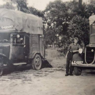 Kenteken: A 27408; Bedford vrachtwagen, foto: J. Smits