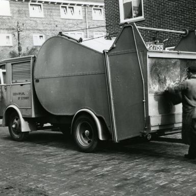 Kenteken: A 27155; Ford V8, 23-11-1937, foto: archief Gemeentereiniging (1475)