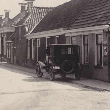 Kenteken: A 9012; Hoofdstraat Aduard ca. 1935 foto: J. Loer